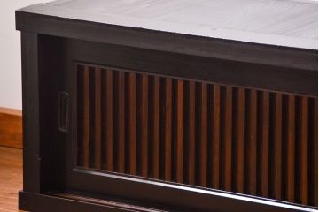 アンティーク家具　古民具・骨董 モダンでシックな縦桟引き戸ローボード(水屋箪笥、テレビボード、テレビ台、キャビネット、収納棚)