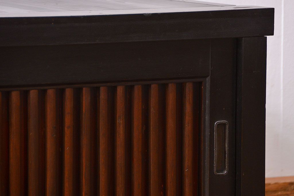 アンティーク家具　古民具・骨董 モダンでシックな縦桟引き戸ローボード(水屋箪笥、テレビボード、テレビ台、キャビネット、収納棚)