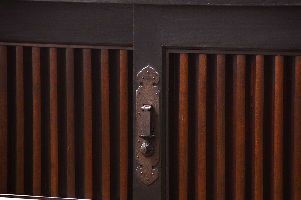 アンティーク家具　古民具・骨董 モダンでシックな縦桟引き戸ローボード(水屋箪笥、テレビボード、テレビ台、キャビネット、収納棚)