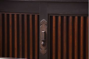 アンティーク家具　古民具・骨董 モダンでシックな縦桟引き戸ローボード(水屋箪笥、テレビボード、テレビ台、キャビネット、収納棚)