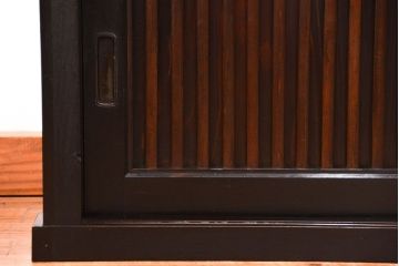 アンティーク家具　古民具・骨董 モダンでシックな縦桟引き戸ローボード(水屋箪笥、テレビボード、テレビ台、キャビネット、収納棚)