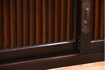 アンティーク家具　古民具・骨董 モダンでシックな縦桟引き戸ローボード(水屋箪笥、テレビボード、テレビ台、キャビネット、収納棚)