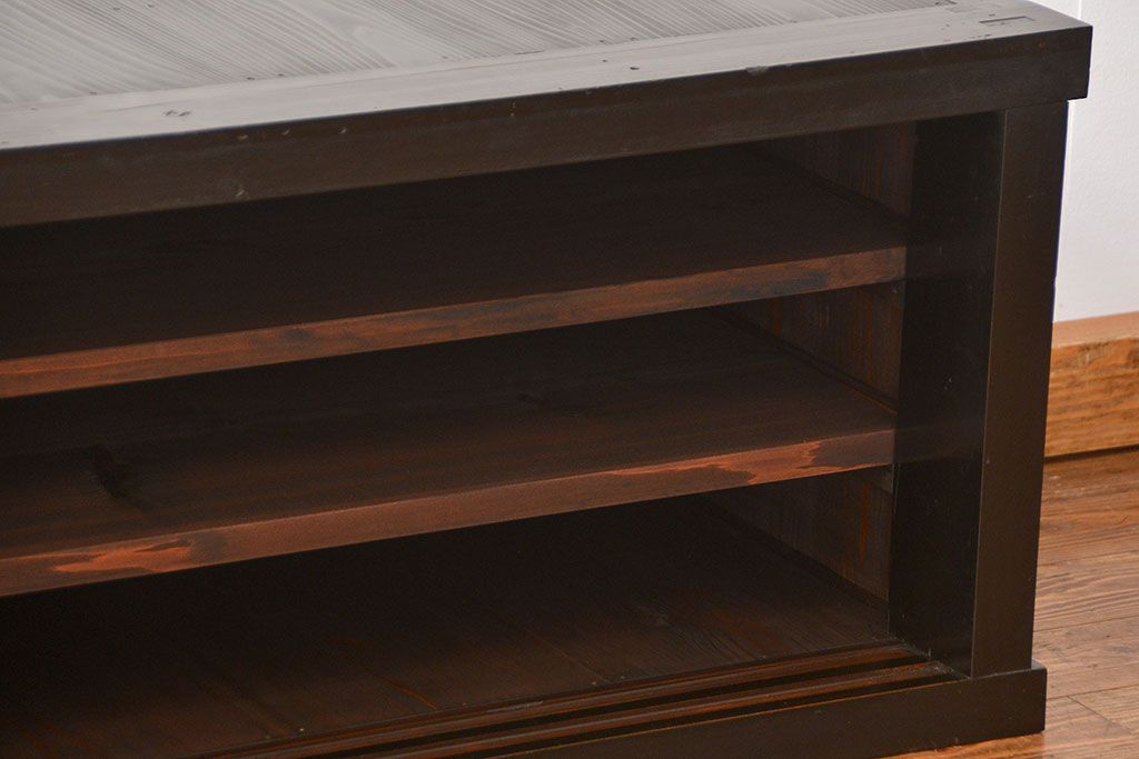 アンティーク家具　古民具・骨董 モダンでシックな縦桟引き戸ローボード(水屋箪笥、テレビボード、テレビ台、キャビネット、収納棚)