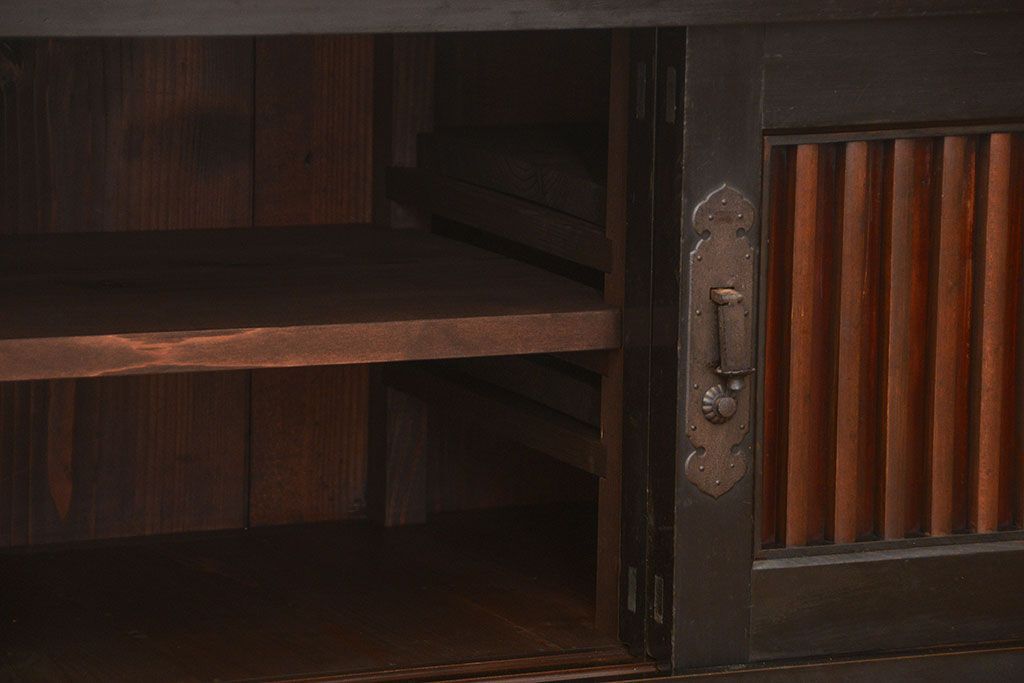 アンティーク家具　古民具・骨董 モダンでシックな縦桟引き戸ローボード(水屋箪笥、テレビボード、テレビ台、キャビネット、収納棚)