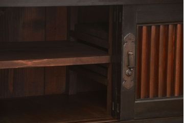 アンティーク家具　古民具・骨董 モダンでシックな縦桟引き戸ローボード(水屋箪笥、テレビボード、テレビ台、キャビネット、収納棚)