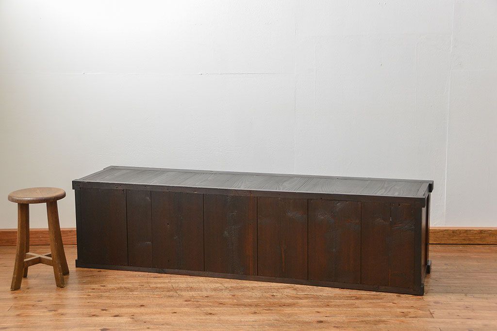 アンティーク家具　古民具・骨董 モダンでシックな縦桟引き戸ローボード(水屋箪笥、テレビボード、テレビ台、キャビネット、収納棚)