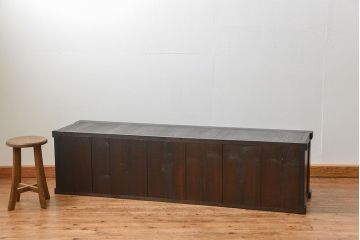 アンティーク家具　古民具・骨董 モダンでシックな縦桟引き戸ローボード(水屋箪笥、テレビボード、テレビ台、キャビネット、収納棚)