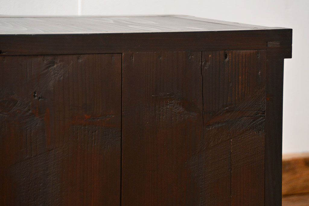 アンティーク家具　古民具・骨董 モダンでシックな縦桟引き戸ローボード(水屋箪笥、テレビボード、テレビ台、キャビネット、収納棚)