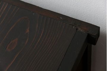 アンティーク家具　アンティーク シックな縦桟引き戸の収納箪笥ローボード　(水屋箪笥、テレビボード、テレビ台、キャビネット、収納棚)