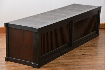 アンティーク家具　アンティーク シックな縦桟引き戸の収納箪笥ローボード　(水屋箪笥、テレビボード、テレビ台、キャビネット、収納棚)