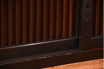 アンティーク家具　アンティーク シックな縦桟引き戸の収納箪笥ローボード　(水屋箪笥、テレビボード、テレビ台、キャビネット、収納棚)