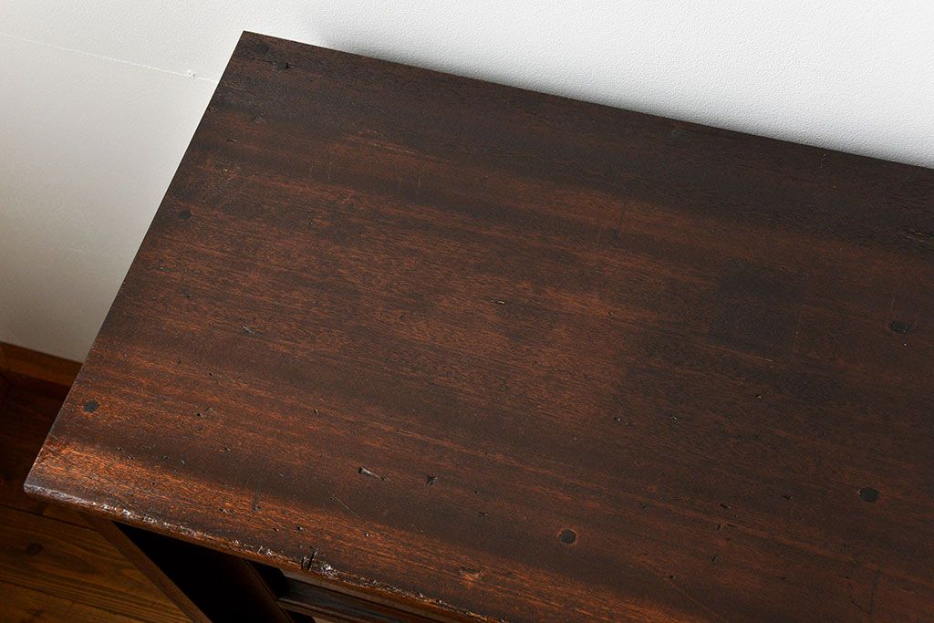 アンティーク家具　アンティーク 古いナラ材の脚付き収納棚　(サイドキャビネット、飾り棚、本棚)