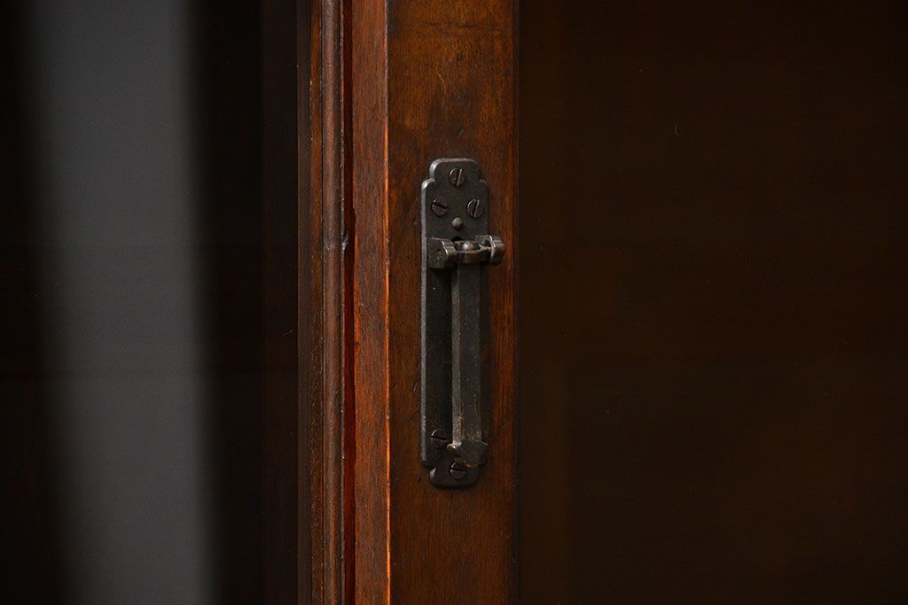 アンティーク家具　アンティーク 古いナラ材の脚付き収納棚　(サイドキャビネット、飾り棚、本棚)