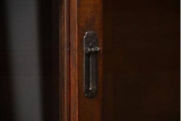 アンティーク家具　アンティーク 古いナラ材の脚付き収納棚　(サイドキャビネット、飾り棚、本棚)