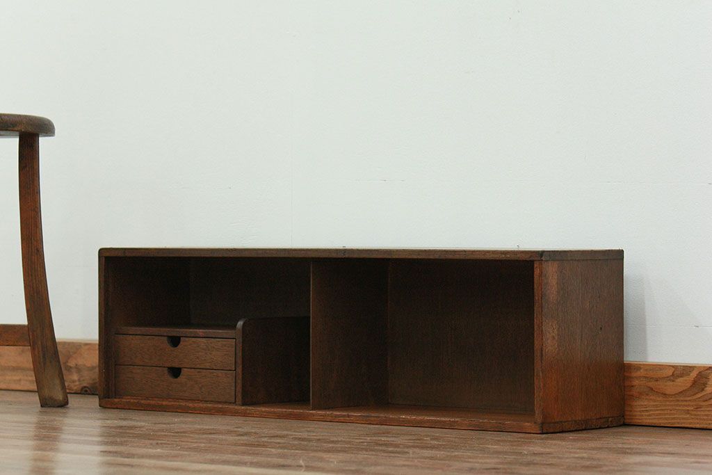 レトロ家具　昭和レトロ 古い木の引き出し付き横長本立て　(本棚、飾り棚)