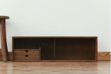 レトロ家具　昭和レトロ 古い木の引き出し付き横長本立て　(本棚、飾り棚)