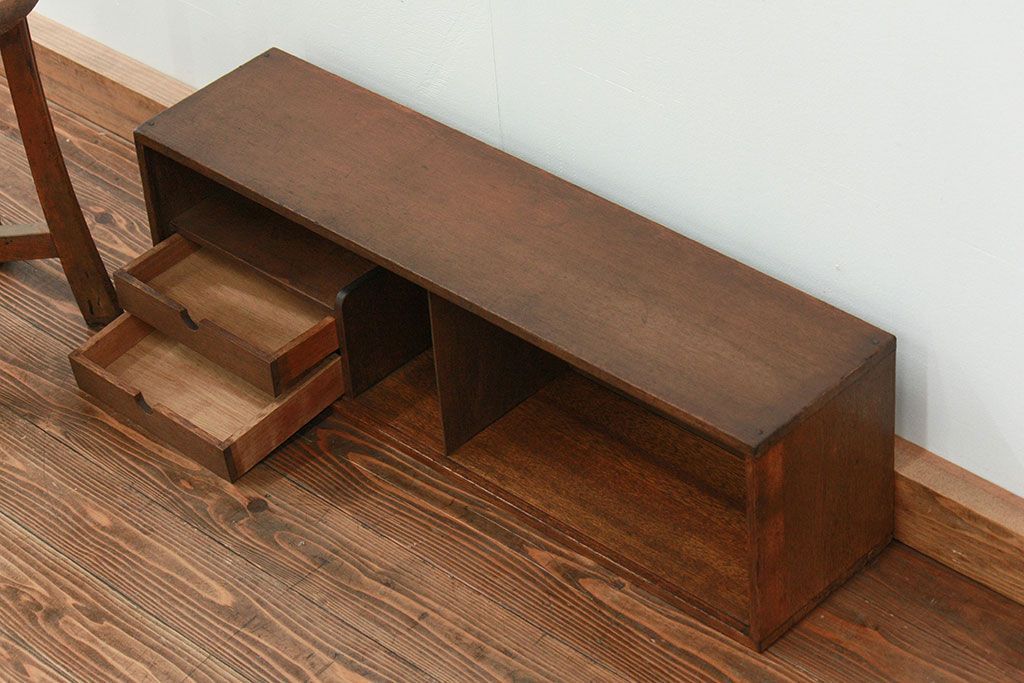 レトロ家具　昭和レトロ 古い木の引き出し付き横長本立て　(本棚、飾り棚)