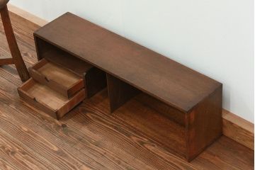 レトロ家具　昭和レトロ 古い木の引き出し付き横長本立て　(本棚、飾り棚)
