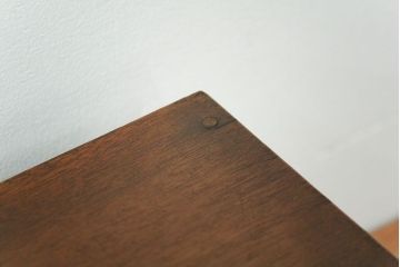 レトロ家具　昭和レトロ 古い木の引き出し付き横長本立て　(本棚、飾り棚)