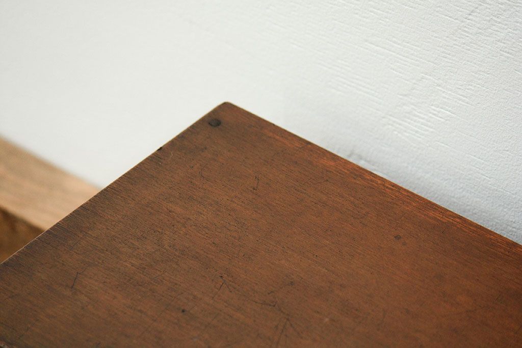 レトロ家具　昭和レトロ 古い木の引き出し付き横長本立て　(本棚、飾り棚)