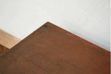 レトロ家具　昭和レトロ 古い木の引き出し付き横長本立て　(本棚、飾り棚)