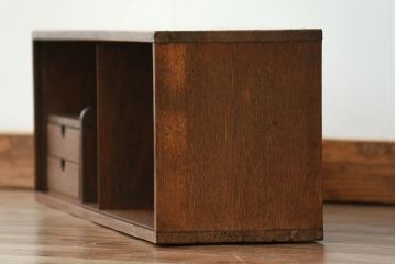 レトロ家具　昭和レトロ 古い木の引き出し付き横長本立て　(本棚、飾り棚)