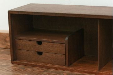 レトロ家具　昭和レトロ 古い木の引き出し付き横長本立て　(本棚、飾り棚)