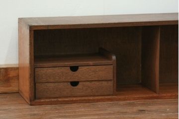 レトロ家具　昭和レトロ 古い木の引き出し付き横長本立て　(本棚、飾り棚)