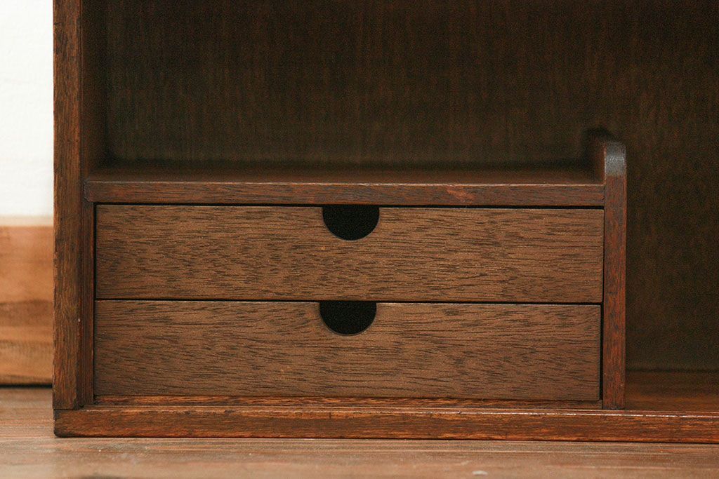 レトロ家具　昭和レトロ 古い木の引き出し付き横長本立て　(本棚、飾り棚)