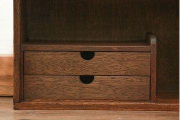 レトロ家具　昭和レトロ 古い木の引き出し付き横長本立て　(本棚、飾り棚)