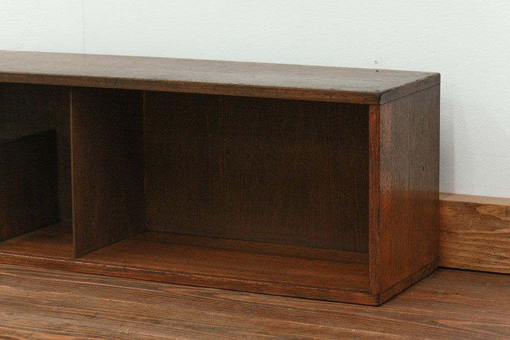 レトロ家具　昭和レトロ 古い木の引き出し付き横長本立て　(本棚、飾り棚)