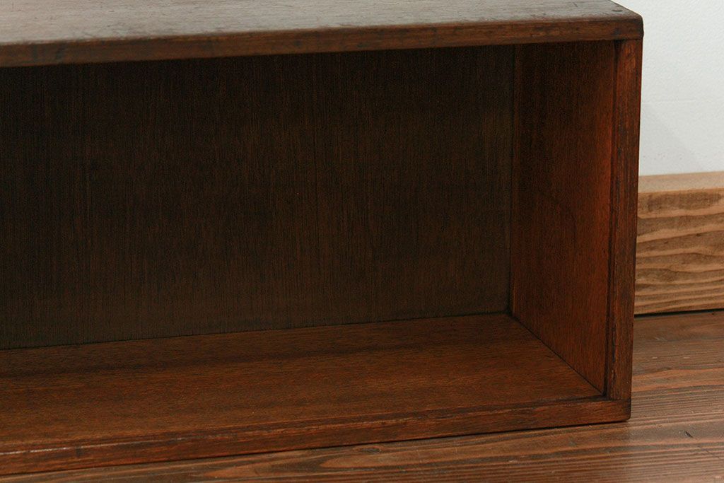 レトロ家具　昭和レトロ 古い木の引き出し付き横長本立て　(本棚、飾り棚)