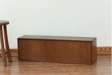 レトロ家具　昭和レトロ 古い木の引き出し付き横長本立て　(本棚、飾り棚)
