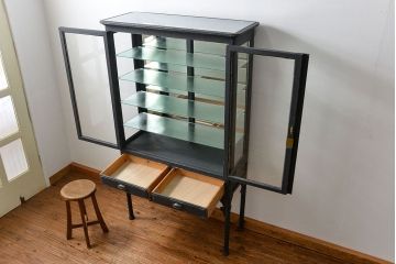 アンティーク家具　アンティーク ペンキのはげた背面鏡のケビントガラスケース(飾り棚、戸棚、ショーケース)