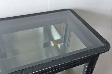 アンティーク家具　アンティーク ペンキのはげた背面鏡のケビントガラスケース(飾り棚、戸棚、ショーケース)