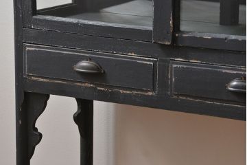 アンティーク家具　アンティーク ペンキのはげた背面鏡のケビントガラスケース(飾り棚、戸棚、ショーケース)