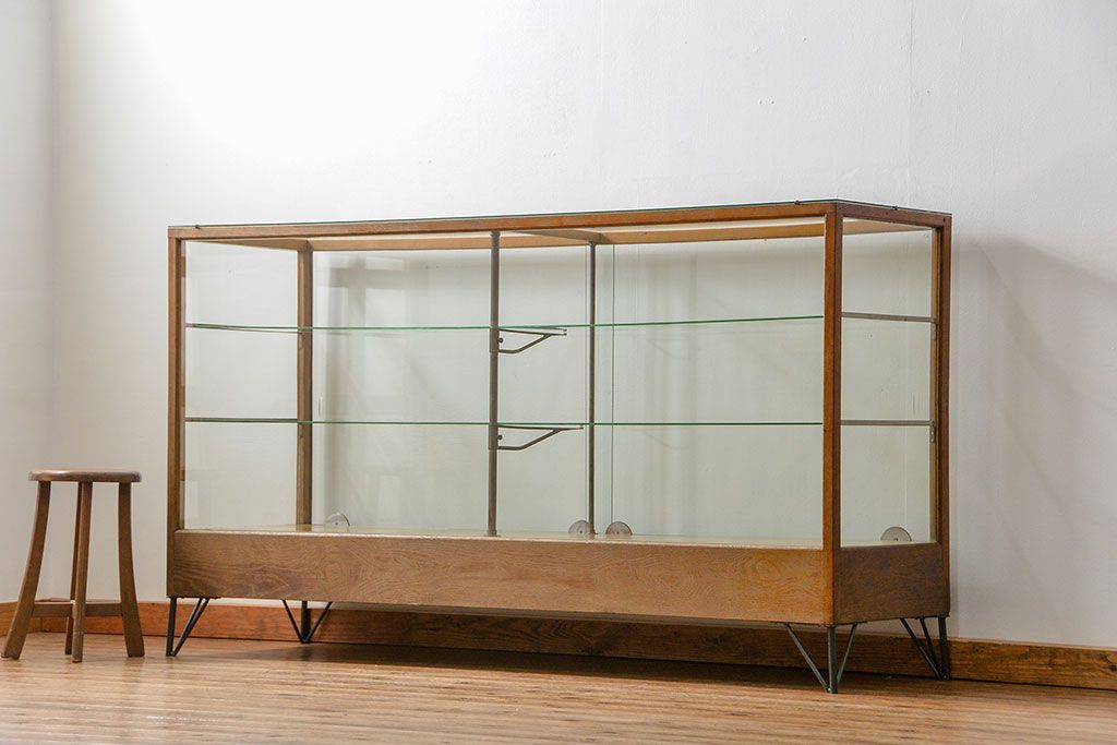 レトロ家具　昭和レトロ 古いナラ材のスタイリッシュな鉄脚ガラスケース(飾り棚、ショーケース)
