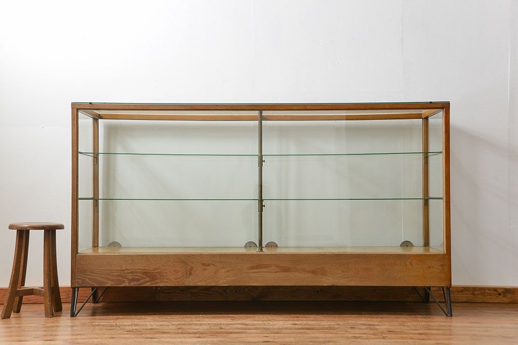 レトロ家具　昭和レトロ 古いナラ材のスタイリッシュな鉄脚ガラスケース(飾り棚、ショーケース)