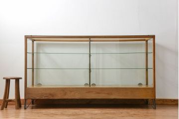 レトロ家具　昭和レトロ 古いナラ材のスタイリッシュな鉄脚ガラスケース(飾り棚、ショーケース)