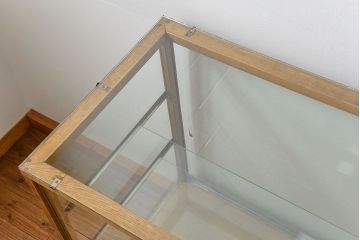 レトロ家具　昭和レトロ 古いナラ材のスタイリッシュな鉄脚ガラスケース(飾り棚、ショーケース)