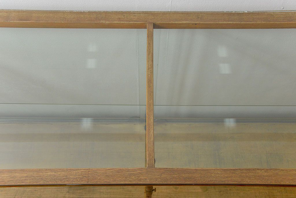 レトロ家具　昭和レトロ 古いナラ材のスタイリッシュな鉄脚ガラスケース(飾り棚、ショーケース)