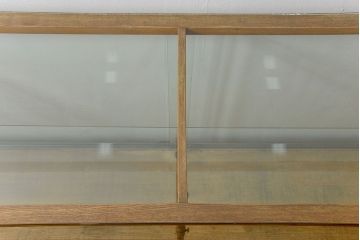 レトロ家具　昭和レトロ 古いナラ材のスタイリッシュな鉄脚ガラスケース(飾り棚、ショーケース)
