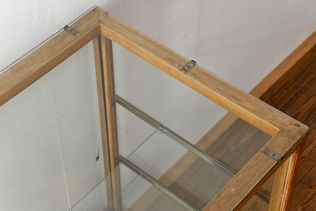 レトロ家具　昭和レトロ 古いナラ材のスタイリッシュな鉄脚ガラスケース(飾り棚、ショーケース)