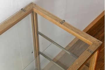 レトロ家具　昭和レトロ 古いナラ材のスタイリッシュな鉄脚ガラスケース(飾り棚、ショーケース)