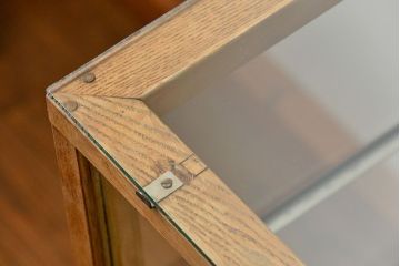 レトロ家具　昭和レトロ 古いナラ材のスタイリッシュな鉄脚ガラスケース(飾り棚、ショーケース)