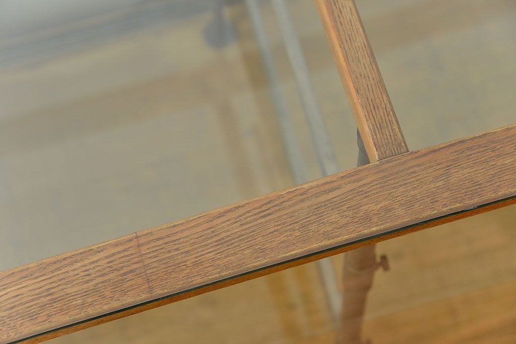 レトロ家具　昭和レトロ 古いナラ材のスタイリッシュな鉄脚ガラスケース(飾り棚、ショーケース)