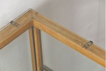 レトロ家具　昭和レトロ 古いナラ材のスタイリッシュな鉄脚ガラスケース(飾り棚、ショーケース)