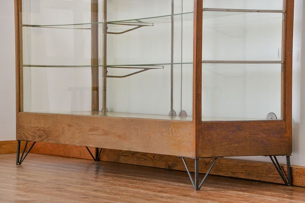 レトロ家具　昭和レトロ 古いナラ材のスタイリッシュな鉄脚ガラスケース(飾り棚、ショーケース)