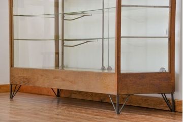 レトロ家具　昭和レトロ 古いナラ材のスタイリッシュな鉄脚ガラスケース(飾り棚、ショーケース)