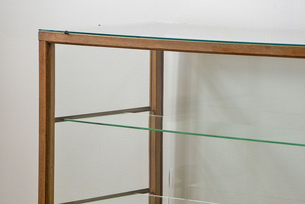 レトロ家具　昭和レトロ 古いナラ材のスタイリッシュな鉄脚ガラスケース(飾り棚、ショーケース)